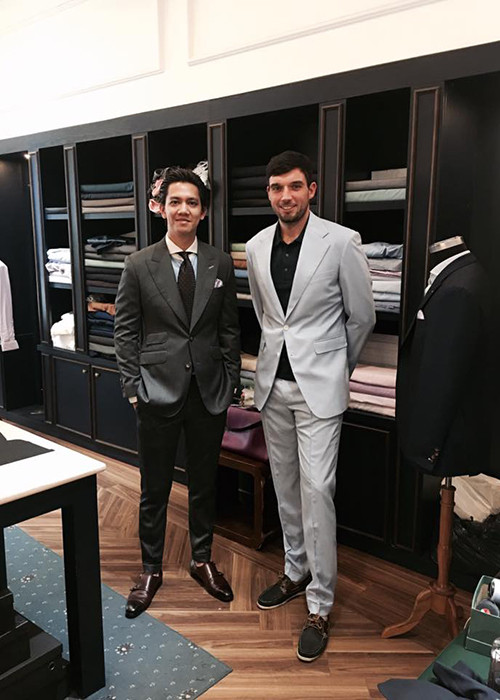 Tháng 7/2015, đôi uyên ương tổ chức lễ đính hôn. Được biết, Olly mang quốc tịch Anh, kém vợ 2 tuổi và là giáo viên trường quốc tế tại TP HCM. 