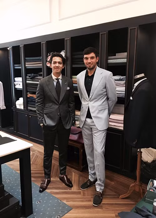 Tháng 7/2015, đôi uyên ương tổ chức lễ đính hôn. Được biết, Olly mang quốc tịch Anh, kém vợ 2 tuổi và là giáo viên trường quốc tế tại TP HCM. 