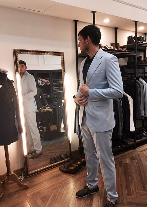 Ông xã Hà Anh còn được vợ đưa đi thử đồ cưới. Còn nhớ, nữ siêu mẫu đã nhận lời cầu hôn vào tháng 5/2015. 