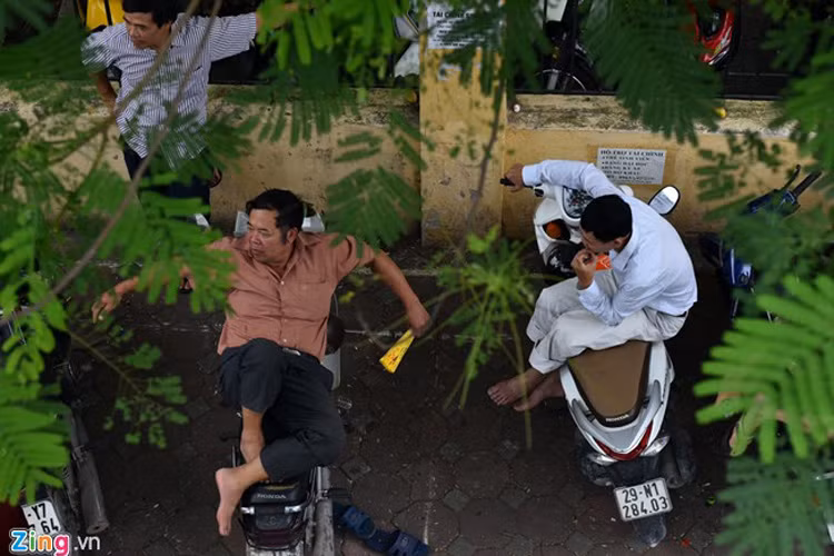 May mắn, trong những ngày này, thời tiết không quá nóng. Ít xuất hiện cảnh phụ huynh cởi trần quạt tay, mồ hôi ròng ròng như các kỳ thi trước. 