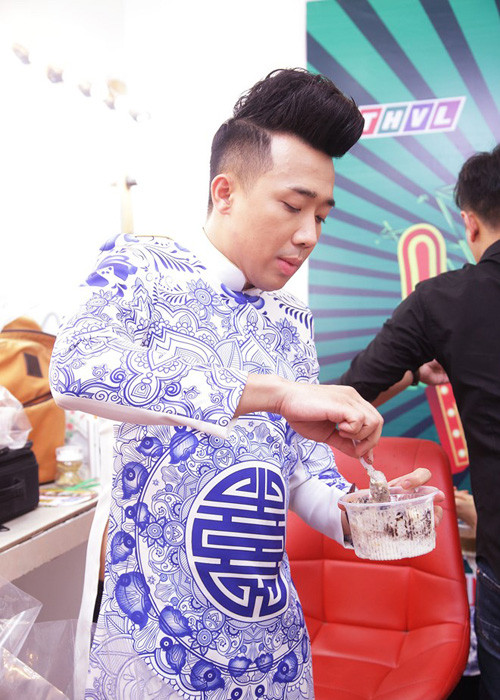 Trong cánh gà, đích thân Trấn Thành chuẩn bị đồ ăn vặt để mời 2 nữ đồng nghiệp lót dạ trong lúc chờ nhân viên hậu đài bố trí cảnh quay. 