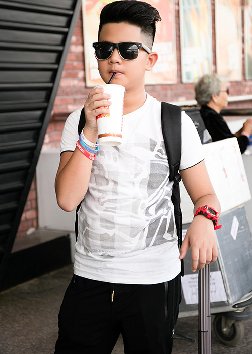 Nhân dịp nghỉ hè, Quốc Thái được Vĩnh Thụy đón vào Sài Gòn chơi. Cậu nhóc còn đi theo làm trợ lý cho anh trai.