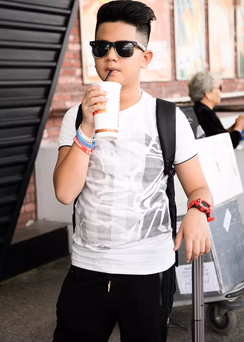 Nhân dịp nghỉ hè, Quốc Thái được Vĩnh Thụy đón vào Sài Gòn chơi. Cậu nhóc còn đi theo làm trợ lý cho anh trai.