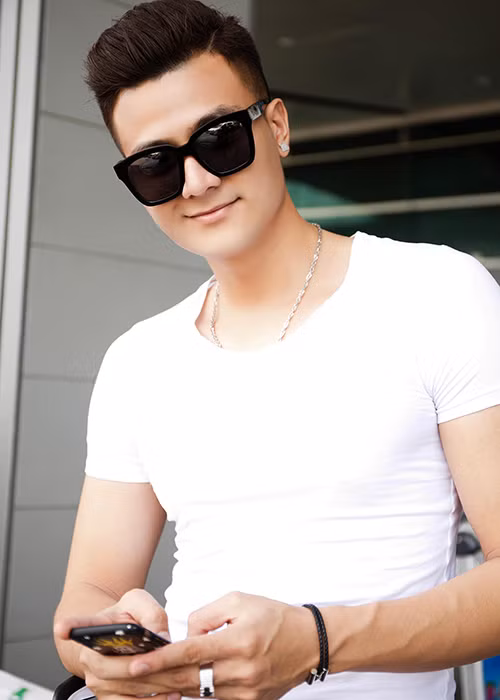 Có thể thấy, xuất thân từ sàn diễn thời trang nhưng Vĩnh Thụy đang chứng tỏ anh là một người đa tài khi đảm nhận nhiều vai trò khác nhau từ diễn viên đến MC.