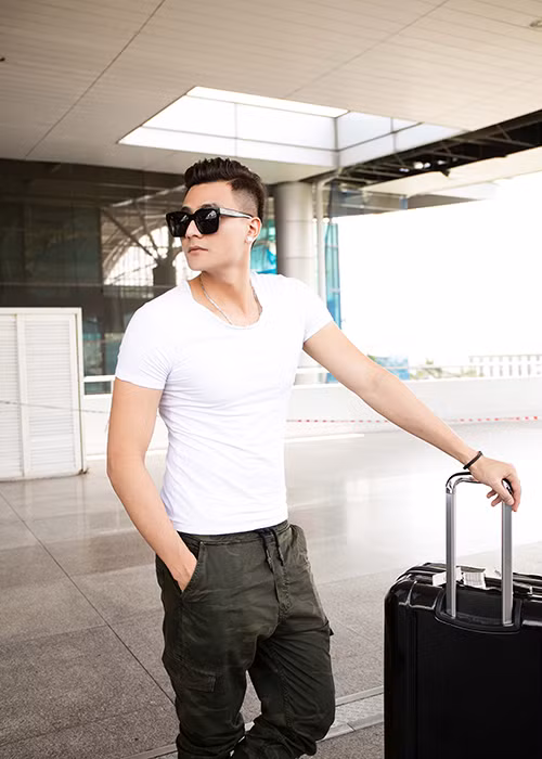 Vĩnh Thụy cùng em trai vội vã ra sân bay để đi du lịch nước ngoài khi vừa quay xong chương trình The Face 2016. Trong chương trình này Vĩnh Thụy đảm nhận vai trò MC.