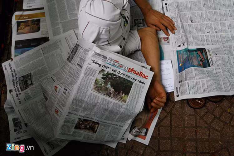 Trong những ngày diễn ra kỳ thi THPT quốc gia 2016 (từ 1 đến 4/7), người nhà đưa sĩ tử đi thi vạ vật chờ đợi trước cổng trường. Tại Đại học Thủy Lợi (Hà Nội), một phụ huynh trải báo ra nền vỉa hè nằm nghỉ. 