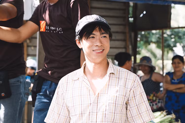 Ho Viet Trung bi dam chay mau mui tren phim truong-Hinh-6