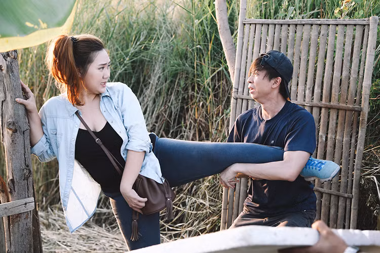 Ho Viet Trung bi dam chay mau mui tren phim truong-Hinh-12