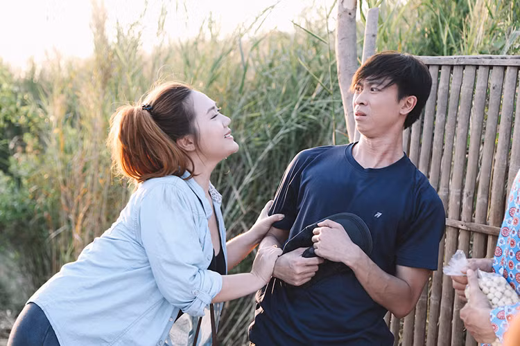 Ho Viet Trung bi dam chay mau mui tren phim truong-Hinh-11