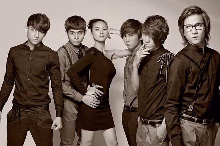 Được thành lập vào ngày 22/9/2010, 365 là nhóm nhạc gồm 5 thành viên: Isaac, Jun, Tronie, Will và S.T. Các thành viên này được phát hiện bởi công ty do Ngô Thanh Vân quản lý từ cuộc thi tìm kiếm tài năng Way2shine. 