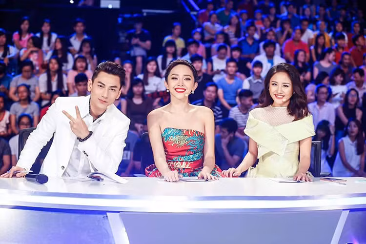 Được biết, ngoài hoạt động chung của nhóm, 4 thành viên đều được tự do phát triển sự nghiệp riêng. Với trưởng nhóm Isaac, anh miệt mài ca hát, đóng phim, tham gia chương trình truyền hình... Mới nhất, anh làm giám khảo Vietnam Idol Kids. 