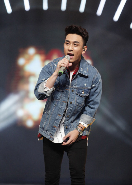 Thí sinh Tùng Dương tận dụng lợi thế hát tiếng Anh và phô diễn giọng hát đầy lôi cuốn trong ca khúc “This love”. Dù vậy, áp lực mở màn và sự hồi hộp đã nhanh chóng bị ban giám khảo nhận ra.