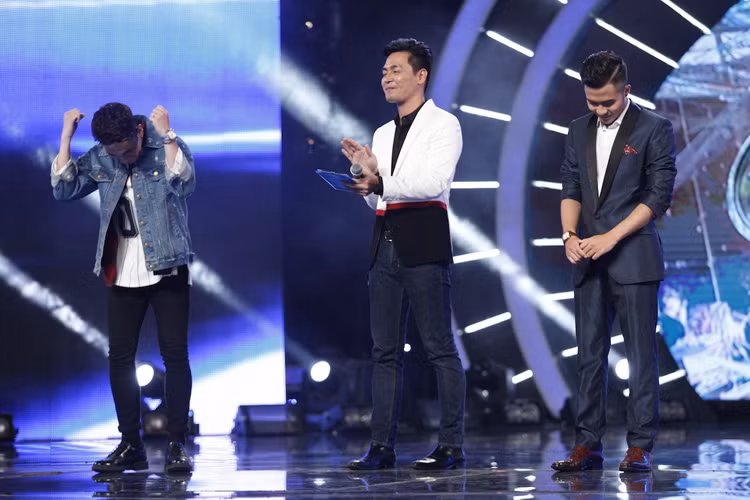 Cuối cùng, với 26/31 phiếu bình chọn từ hội đồng giám khảo khách mời, Tùng Dương được "cứu" và có mặt trong top 10 Vietnam Idol 2016.