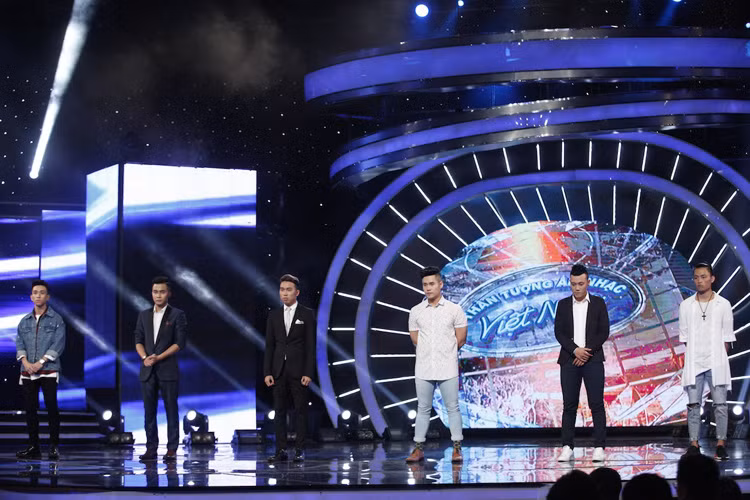 Top 6 nam của Vietnam Idol 2016 đã tranh tài trong đêm mở màn của cuộc thi.
