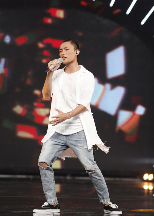 Thí sinh Việt Thắng lại khuấy động sân khấu với ca khúc "Chỉ còn riêng anh". Bằng Kiều cho rằng thí sinh chưa thể hiện đúng phong độ. Thu Minh lại nhận thấy sự thú vị trong giọng hát của Việt Thắng. Còn đạo diễn Quang Dũng đánh giá thí sinh hát tốt hơn những ca sĩ thời trang hiện nay.