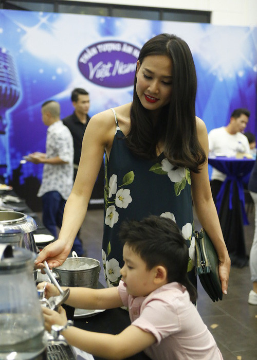 Dương Mỹ Linh ân cần chăm sóc cậu con trai út của Bằng Kiều. Được biết, mối quan hệ giữa cô và ba nhóc tì của Bằng Kiều rất tốt đẹp.