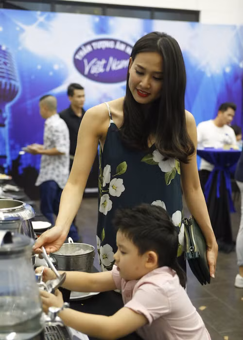 Dương Mỹ Linh ân cần chăm sóc cậu con trai út của Bằng Kiều. Được biết, mối quan hệ giữa cô và ba nhóc tì của Bằng Kiều rất tốt đẹp.