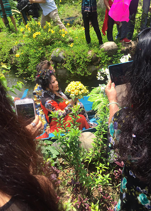 MC Thanh Bach bat ngo cuoi Thuy Nga Paris by night-Hinh-2