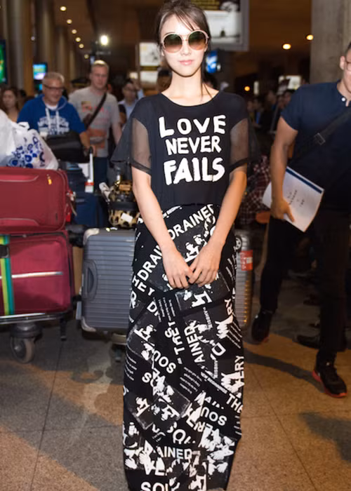 Tiết Khải Kỳ được biết đến là nghệ sĩ đa tài của Hong Kong. Sự nghiệp cầm mic của cô được đánh mốc son với ca khúc “Keanu Reeves’ reply”. 