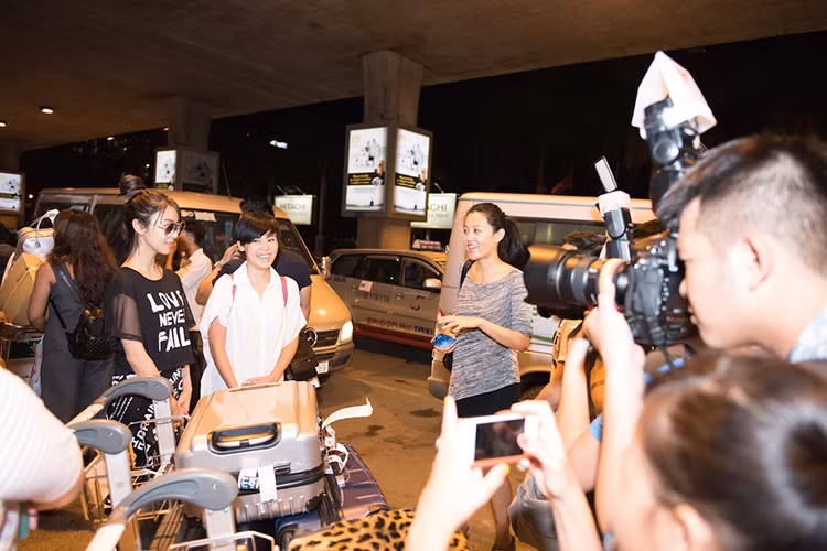 Ngay sau khi xuống sân bay, Tiết Khải Kỳ đã tới trường quay "Girls- Những cô gái và Gangster" tại quận 2 để bắt đầu những cảnh quay đầu tiên. 