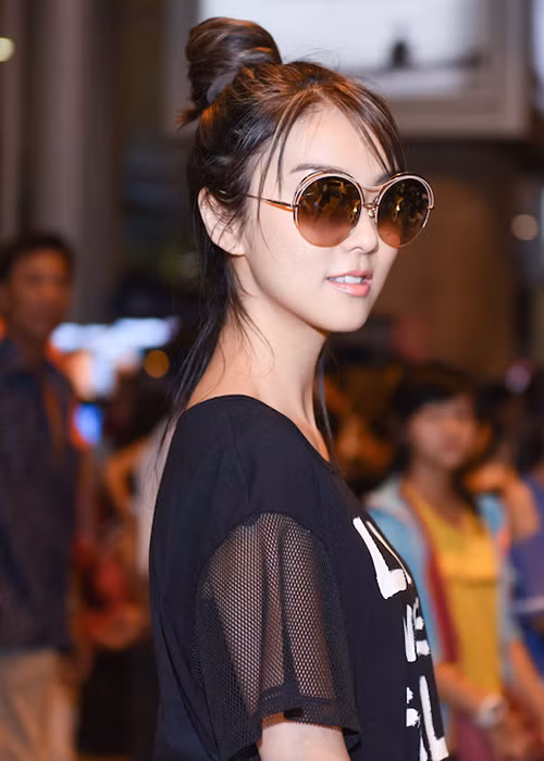 Sở hữu gương mặt baby nên dù đã 35 tuổi nhưng Tiết Khải Kỳ vẫn luôn trẻ trung, xinh đẹp. Với vẻ đầy rạng rỡ, nữ ca sĩ kiêm diễn viên gây chú ý tại sân bay TP HCM. 