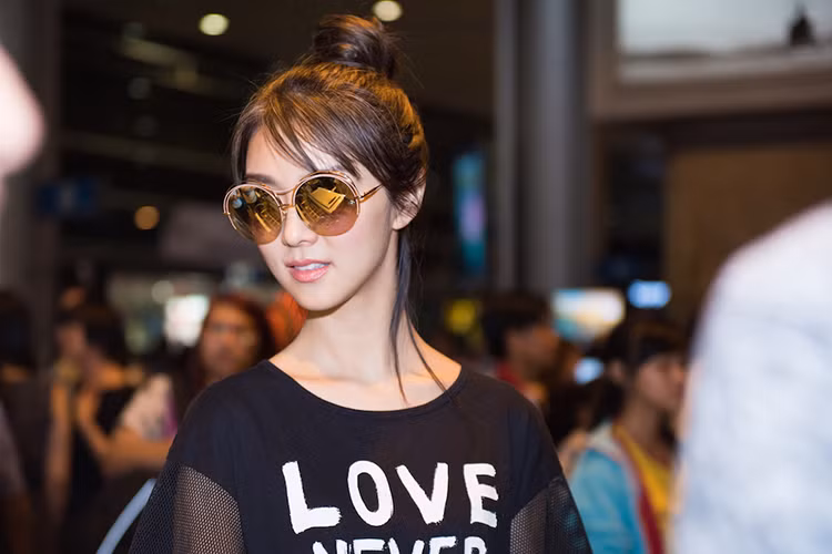 Mới đây, mỹ nhân người Hong Kong Tiết Khải Kỳ (Fiona Sit) đã đáp chuyến máy bay tới TP HCM để kịp ghi hình cho dự án "Girls- Những cô gái và Gangster". 