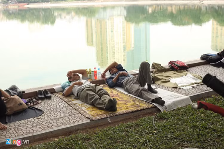 Kỳ thi diễn ra 4 ngày và 1 ngày làm thủ tục, khiến nhiều người mệt mỏi. Đến môn thi thứ tư, nhiều người mệt, ngủ ở các công viên, ven hồ, vườn hoa. Trong ảnh là khu vực ven hồ Giảng Võ, gần điểm thi THCS Giảng Võ và THPT Nguyễn Trãi. Đến ngày thứ hai, những bậc cha mẹ rút kinh nghiệm, mang chiếu theo trải ra nằm. 