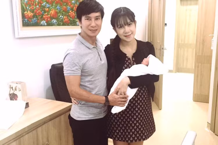 Bé Mio được bố đón về nhà sau năm ngày chào đời tại bệnh viện.