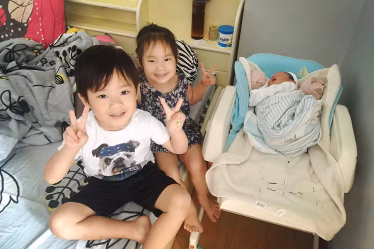 Vợ chồng Lý Hải - Minh Hà vừa chào đón cậu con trai thứ 4 tên Mio vào ngày 10/7. Mới đây, cặp đôi Vbiz khoe hình ảnh hai nhóc tì phụ mẹ chăm em út.