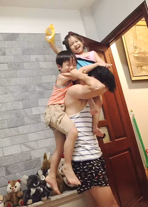 Trong ảnh, ông bố 4 con quấn quýt bên con trai Rio và con gái Cherry.