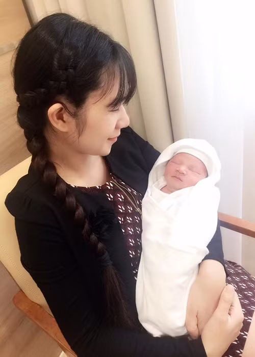 Quý tử nhà Lý Hải nằm ngủ ngoan ngoãn trong vòng tay mẹ.