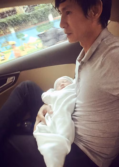 Nam đạo diễn giúp vợ bồng con trai trên đường trở về nhà từ bệnh viện. Từ trước đến nay, Lý Hải được biết đến là người chồng hết mực yêu thương vợ con.