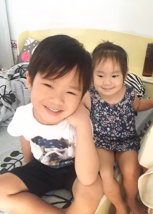 Vợ chồng Lý Hải - Minh Hà khoe hình ảnh con trai, con gái chăm cậu út kèm chú thích: “Nhờ anh chị luyện nên dù có ồn ào cỡ nào em Mio vẫn ngủ ngon lành”.