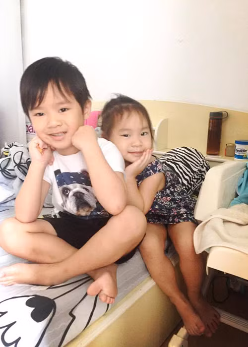 Cậu con trai đầu lòng Rio và cô con gái thứ 2 tên Cherry của nhà Lý Hải - Minh Hà tỏ ra rất vui vẻ khi giúp mẹ. Hiện tại, bé Rio đã được 4 tuổi trong khi bé Cherry lên 3 tuổi.