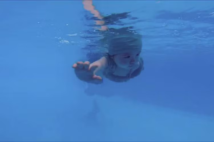 Trên đường bơi đến đích trong "bài thi tốt nghiệp" môn bơi, Mộc Trà vẫn mở to mắt ở dưới nước mà không cần đeo kính. 