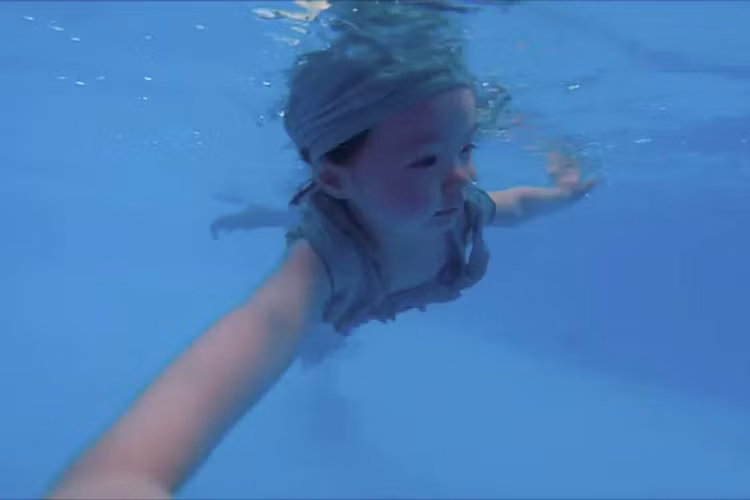 Loạt ảnh bơi của bé Mộc Trà “gây sốt” ngay khi Elly Trần tự hào chia sẻ trên trang cá nhân của cô. 