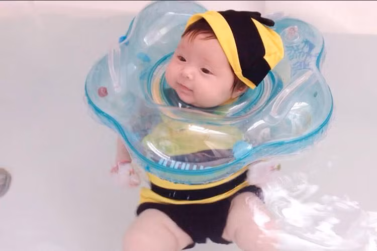 Được biết, khi chỉ mới 3 tháng tuổi, bé Mộc Trà đã được mẹ cho học bơi. 