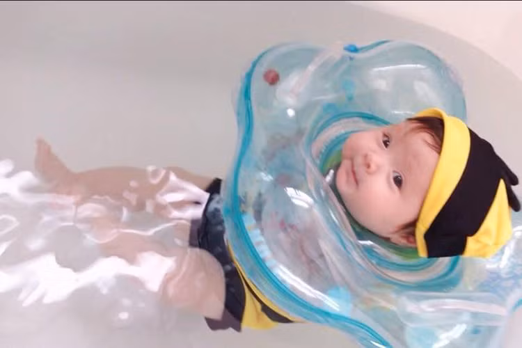 Bên cạnh vẻ ngoài dễ thương, con gái Elly Trần còn được yêu mến khi học được cách tự lập từ những việc nhỏ nhất.