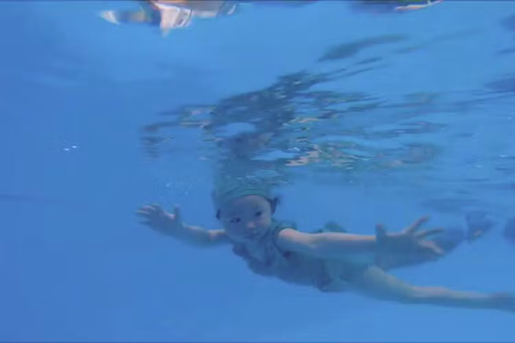 Không ít người dành lời khen ngợi con gái Elly Trần có khả năng bơi lội chuyên nghiệp còn Elly Trần là người mẹ khéo nuôi con. 