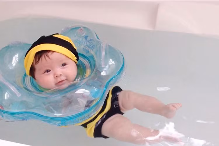 Mộc Trà đã đốn tim không ít cư dân mạng với những biểu cảm dễ thương trong lúc làm quen với môn bơi từ nhỏ. 