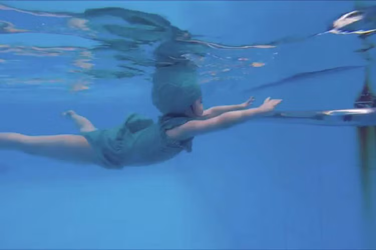 Cô công chúa nhỏ của Elly Trần đã hoàn thành bài thi tốt nghiệp bơi một cách dễ dàng. 