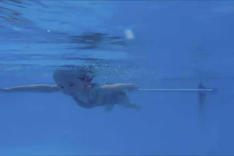 Với khả năng bơi lội khiến nhiều người ngạc nhiên, fans của Mộc Trà còn ví von cô bé như một nàng tiên cá khi ở dưới nước. 