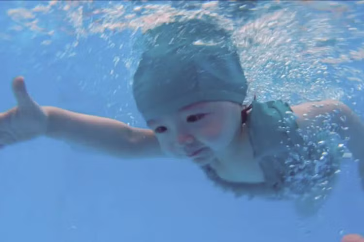 Mới đây, trên trang cá nhân, hot girl Elly Trần đã chia sẻ loạt ảnh ghi lại khoảnh khắc con gái Mộc Trà "thi tốt nghiệp" môn bơi. 