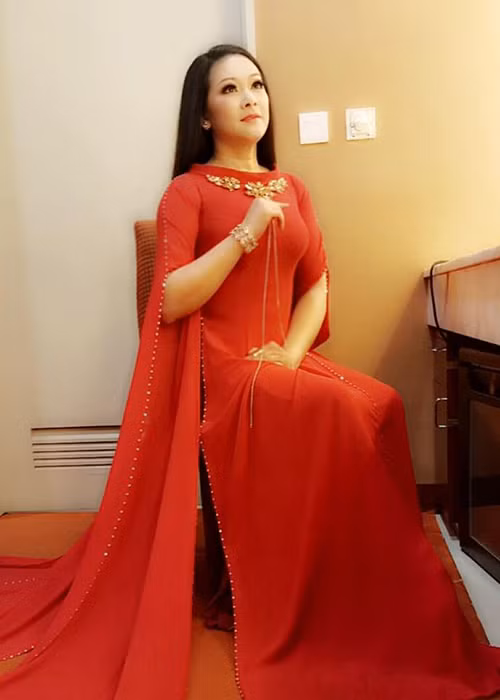 Gương mặt và vóc dáng của Như Quỳnh trở nên thon gọn hơn so với lần trở về Việt Nam cách đây một năm.