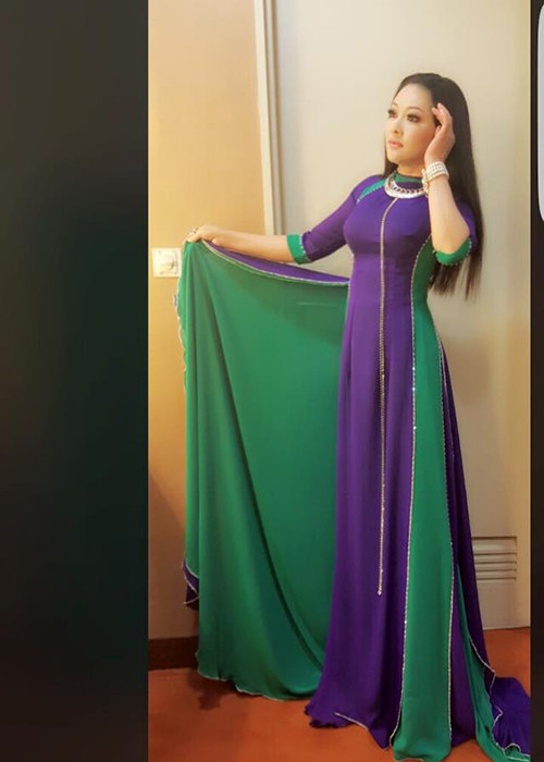 Trong trang phục truyền thống của người phụ nữ Việt Nam, giọng ca “Người tình mùa đông” trông duyên dáng, thanh lịch.