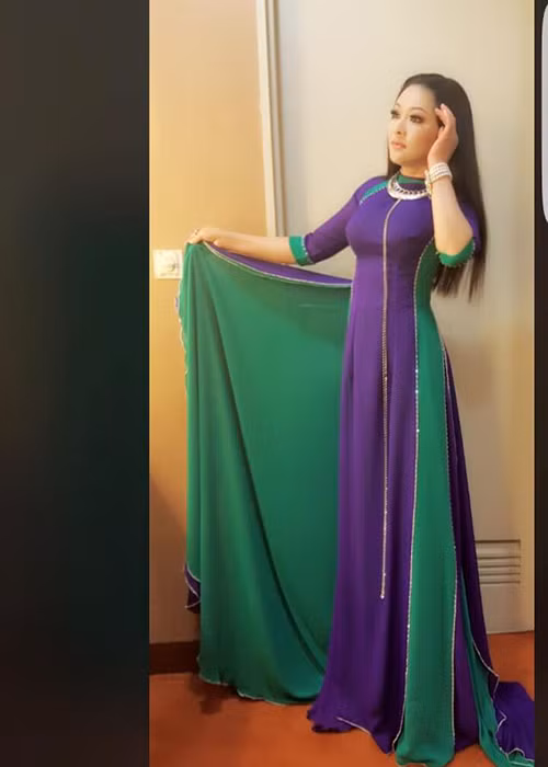 Trong trang phục truyền thống của người phụ nữ Việt Nam, giọng ca “Người tình mùa đông” trông duyên dáng, thanh lịch.