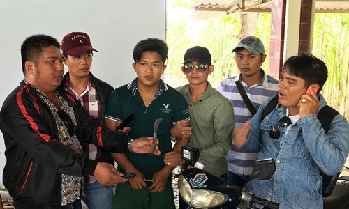 Thảo (giữa, áo xanh) bị nhóm "hiệp sĩ" Bình Dương bắt giữ. Ảnh: Thanh Hải.