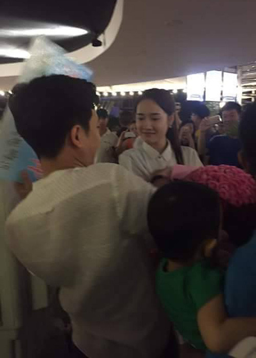 Nam danh hài tặng bạn gái bó hoa hồng lớn nhân kỷ niệm một năm yêu nhau.