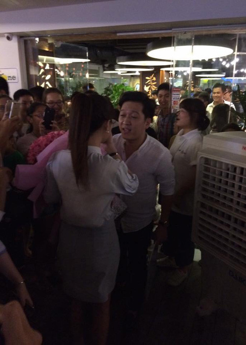 Hành động lãng mạn của Trường Giang khiến Nhã Phương xúc động đến nỗi không nói lên lời.