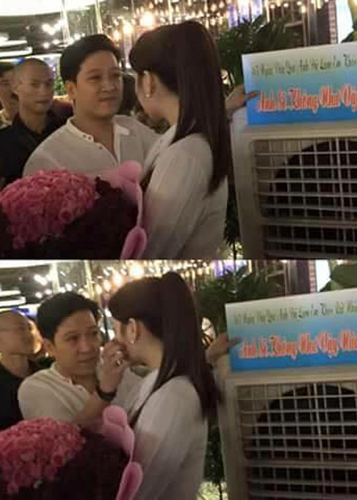 Ngoài bó hoa hồng lớn, Trường Giang còn mang theo tấm bảng ghi lời xin lỗi đến bạn gái: "365 ngày vừa qua anh đã làm em khóc rất nhiều. Anh sẽ không như vậy nữa".